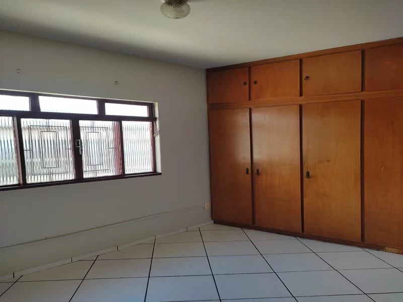 Casa Sobrado quarto com guarda-roupa